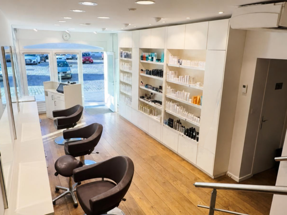 Salon de coiffure à vendre, clientèle fidèle, emplacement central, 3 postes, 2 bacs, 120 000 € de CA HT et prix de 90 000 €.