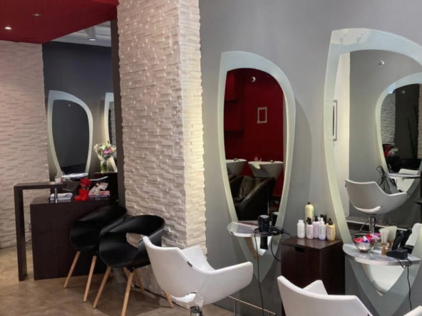 Salon de coiffure mixte à vendre à Marseille, clientèle fidèle, 7 postes, 2 bacs, 98 292 € de CA HT et fort potentiel.