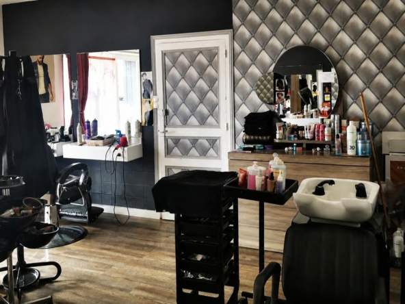 Salon de coiffure à vendre avec maison de 170 m² à Moutiers-sur-le-Lay, fonds et murs inclus, prix de 200 000 €.