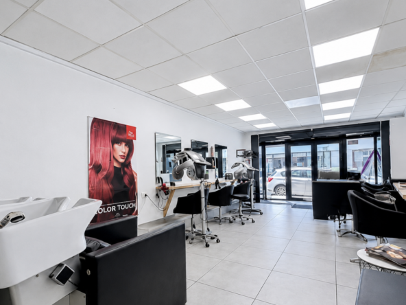 Salon de coiffure prêt à l’emploi à vendre : 42 m², 5 postes, CA 122 000 €, loyer 900 € et belles perspectives de développement.