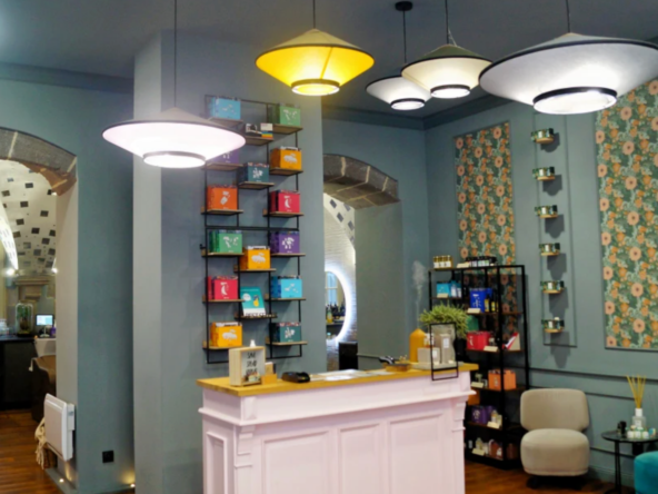 Salon de coiffure haut de gamme à vendre, rénové récemment, loyer de 280 €, CA de 122 000 €, équipe en place et aucun investissement à prévoir.