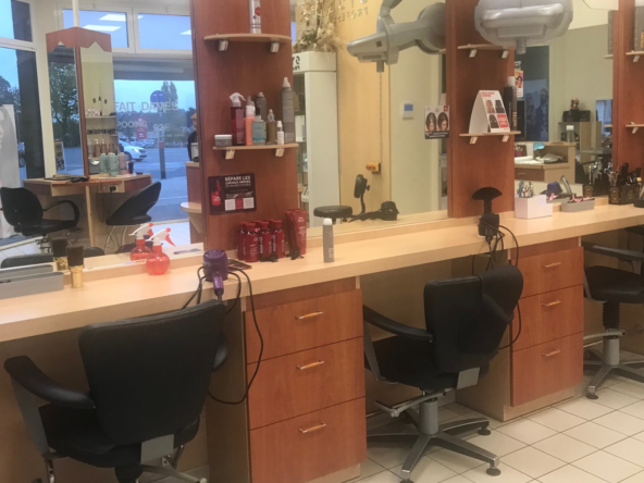 Salon de coiffure à vendre en galerie commerciale : 49 m², clientèle fidèle, CA de 170 000 €, loyer 1 250 € et prix négociable.