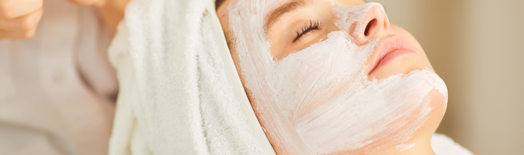 Femme recevant un soin du visage