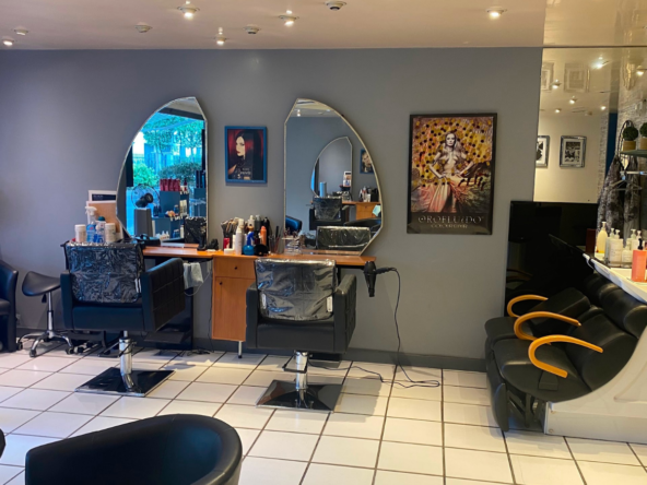 Salon de coiffure à vendre en centre-ville, clientèle fidèle, emplacement stratégique, salon rénové, sans salarié à reprendre et CA de 99 990 €.