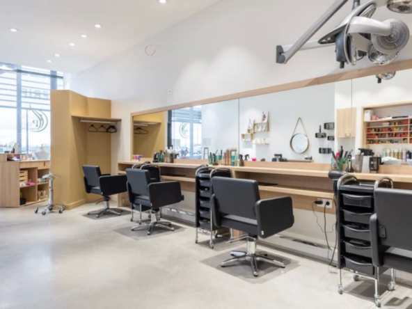 Salon de coiffure récent à vendre en zone commerciale dynamique, 128 400 € de CA, 2 salariés, parking, équipement complet et prix attractif de 87 000 €.