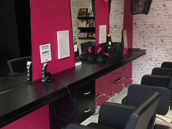 Salon de coiffure de quartier à vendre, avec clientèle familiale, 4 bacs, 9 postes, salarié et apprenti. CA de 113 000 € HT.