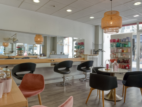 Salon de coiffure mixte à vendre à Nozay : 67 m², 7 postes, 3 salariés, clientèle fidèle et potentiel de développement.