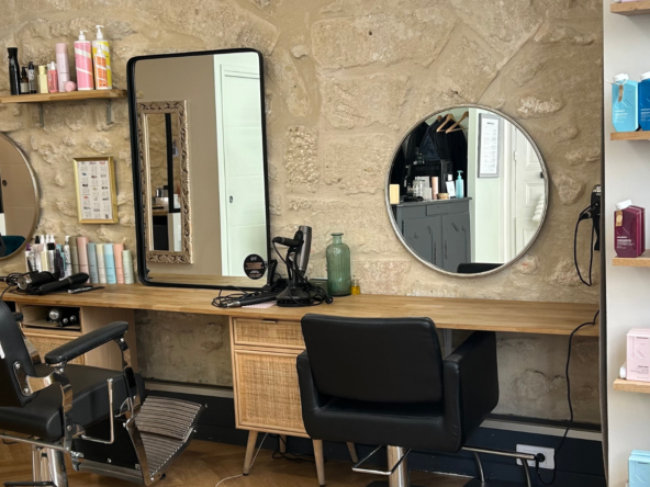 Salon de coiffure à vendre : 55 m², clientèle fidèle, marques professionnelles, stock valorisé à 14 000 € et 133 000 € de CA annuel HT.