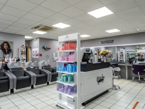 Salon de coiffure à vendre en galerie commerciale : 76 m², 3 salariés, 4 bacs et 163 494 € de CA HT en 2025.