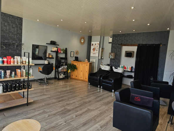 Salon de coiffure à vendre en centre-bourg, clientèle existante, 4 postes, 2 bacs, 59 000 € de CA HT et loyer de 455 €.