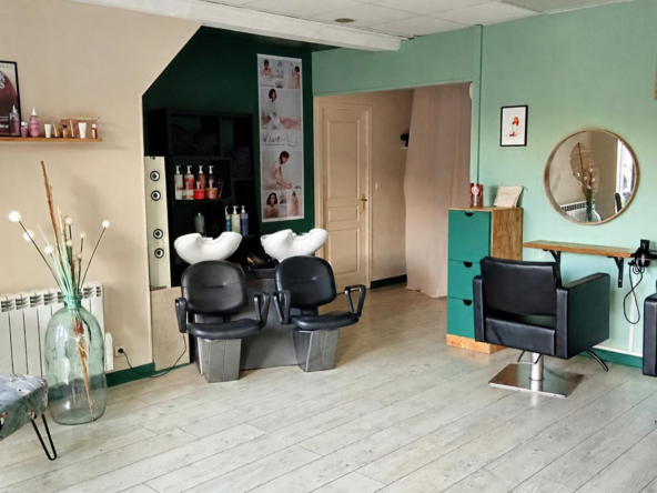 Salon de coiffure à vendre au centre d’un village, 3 postes, 2 bacs, chiffre d’affaires de 70 500 € HT et loyer de 499 €.