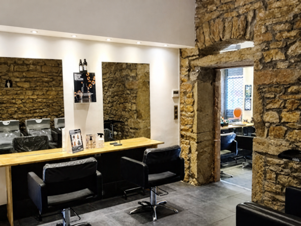 Salon de coiffure à vendre avec clientèle fidèle, 6 postes, 3 bacs et 257 469 € de chiffre d’affaires annuel HT.