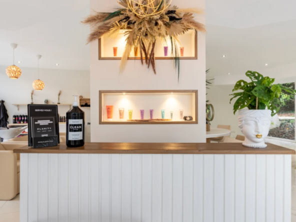 Salon de coiffure et institut de beauté à vendre : 150 m², 4 salariés, espace barbier, soins esthétiques et Head Spa.